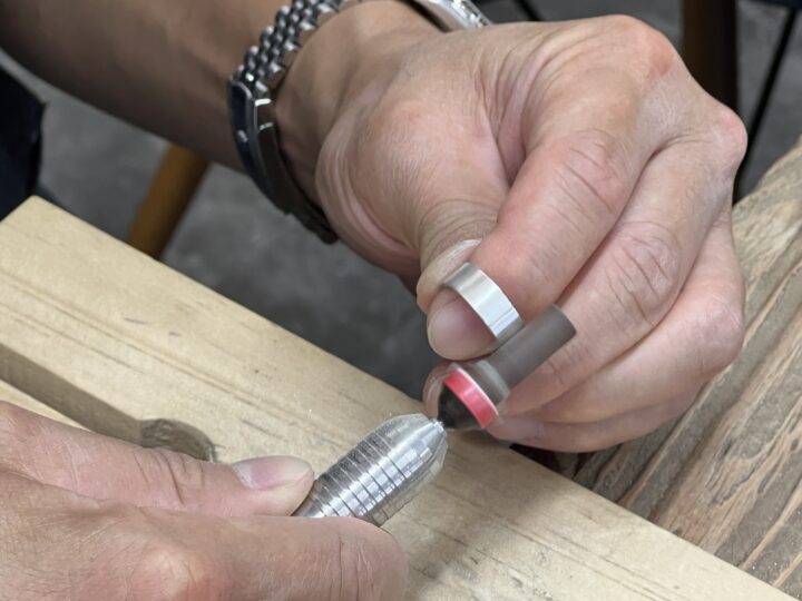 繊細なデザインのシルバーアクセサリー