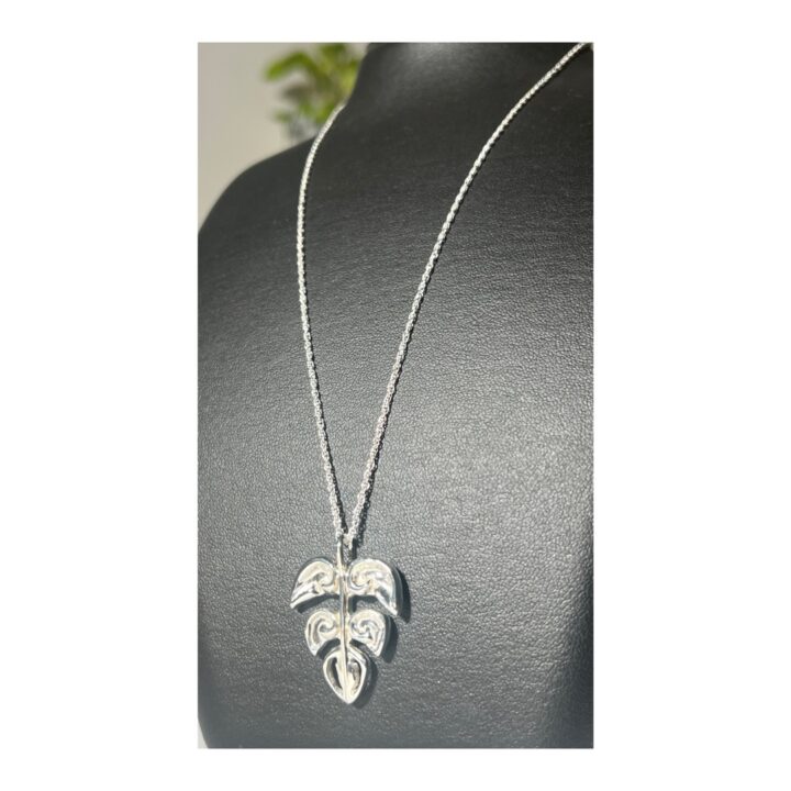 男性と女性それぞれに合うネックレスチェーンの長さって?の画像